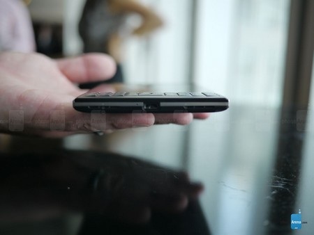 Cận cảnh thực tế smartphone với thiết kế “độc” của BlackBerry - 4 Cổng kết nối ở cạnh dưới