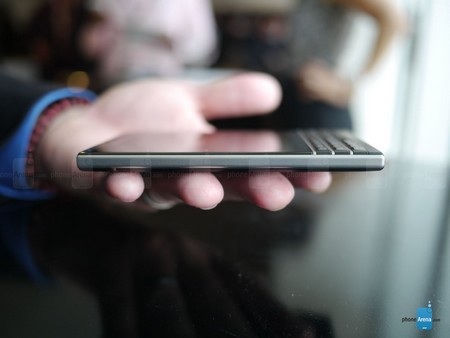 Cận cảnh thực tế smartphone với thiết kế “độc” của BlackBerry - 6 Cạnh trái không có nút điều khiển nào