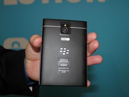 Cận cảnh thực tế smartphone với thiết kế “độc” của BlackBerry - 7 Cận cảnh mặt sau của sản phẩm