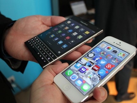 Cận cảnh thực tế smartphone với thiết kế “độc” của BlackBerry - 8 So sánh với iPhone 5