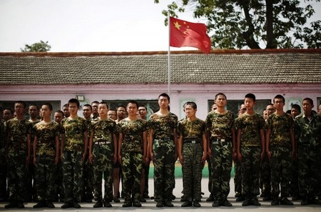 Bên trong trung tâm “cai nghiện Internet” như doanh trại quân đội tại Trung Quốc - 5 Cổng vài “trại cai nghiện” Qide chỉ chừa một lỗ hổng nhỏ để nói chuyện với bên ngoài.
