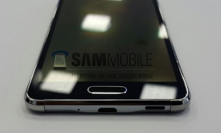 Cổng kết nối và cổng hồng ngoài nằm ở phía cạnh dưới