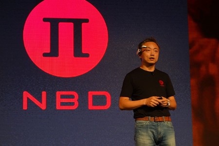 Lenovo giới thiệu kính thông minh cạnh tranh Google Glass - 2 Lãnh đạo Lenovo đeo kính C1 giới thiệu nền tảng NBD của hãng