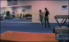 Không biết chuyện gì sẽ xảy ra nếu thiếu nữ nhào lộn này va thẳng vào đứa bé ở phía sau.