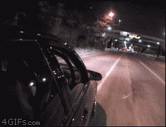 Chiếc xe bị mất lái suýt chút nữa gặp tai nạn với 2 chiếc xe đi ngược chiều ở tốc độ cao.