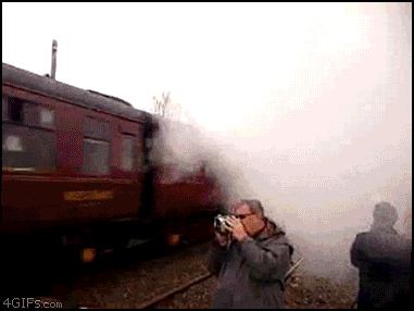 Chiếc xe bị mất lái suýt chút nữa gặp tai nạn với 2 chiếc xe đi ngược chiều ở tốc độ cao.