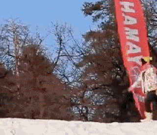 Chiếc xe bị mất lái suýt chút nữa gặp tai nạn với 2 chiếc xe đi ngược chiều ở tốc độ cao.