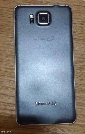 Mặt sau có thêm logo hỗ trợ mạng LTE-A