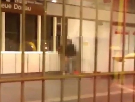 Sốc với cặp đôi “mây mưa” giữa sân ga tàu điện ngầm