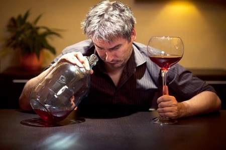 Uống nhiều rượu, bia làm tăng nguy cơ mất trí nhớ gấp đôi - 1 (Ảnh minh họa)