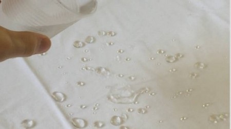 Phát minh ra chất liệu vải mới không bị ướt và bám bụi - 1 Loại vải đặc biệt khiến nước không thể thấm qua mà đọng lại thành từng giọt trước khi trôi đi