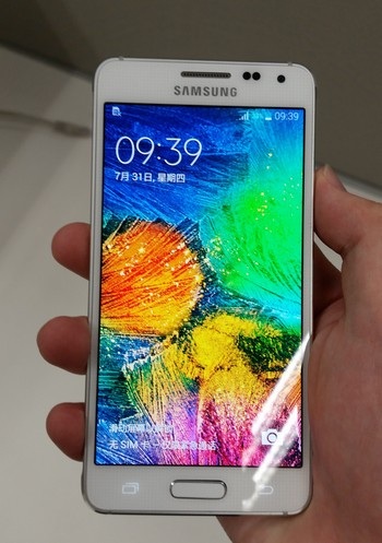 Lộ ảnh thực tế chi tiết giống hệt iPhone của Galaxy Alpha - 1 Galaxy Alpha có thiết kế tổng thể giống iPhone của Apple