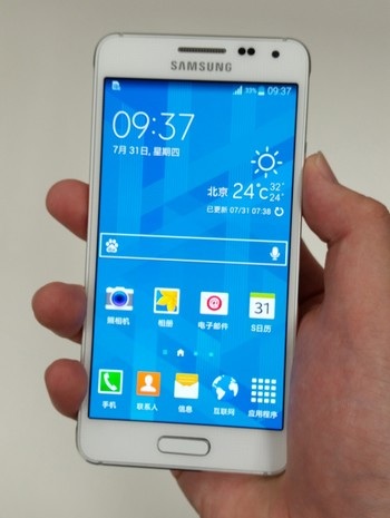 Lộ ảnh thực tế chi tiết giống hệt iPhone của Galaxy Alpha - 2 Máy có thiết kế với các góc được vát nhẹ, thay vì bo tròn