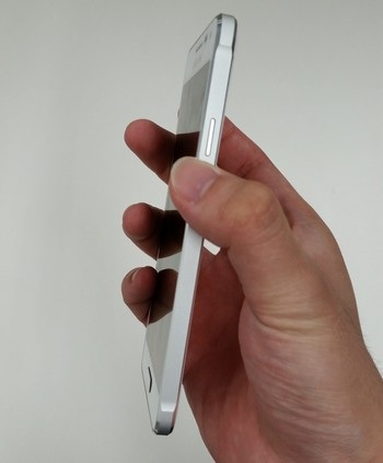 Lộ ảnh thực tế chi tiết giống hệt iPhone của Galaxy Alpha - 3 Khung viền bằng kim loại xung quanh thân máy