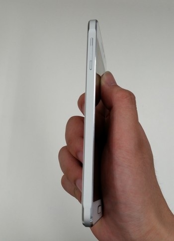 Lộ ảnh thực tế chi tiết giống hệt iPhone của Galaxy Alpha - 4 Khung viền bằng kim loại xung quanh thân máy