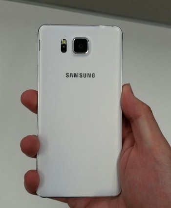 Lộ ảnh thực tế chi tiết giống hệt iPhone của Galaxy Alpha - 5 Mặt sau bằng chất liệu giả da thay vì bằng kim loại như đồn đoán trước đó