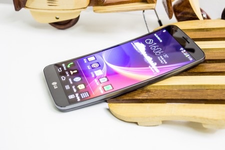 Giải pháp hạn chế rắc rối do smartphone hết pin - 3 LG G Flex: