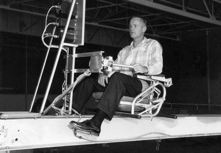 Những bí mật thú vị về Neil Armstrong - Người đầu tiên đặt chân lên mặt trăng - 1 Neil Armstrong từng là một phi công thử máy bay trước khi trở thành du hành gia