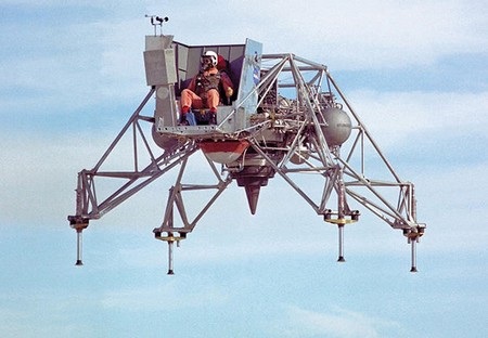 Những bí mật thú vị về Neil Armstrong - Người đầu tiên đặt chân lên mặt trăng - 2 Neil Armstrong từng là một phi công thử máy bay trước khi trở thành du hành gia
