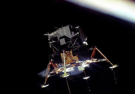 Những bí mật thú vị về Neil Armstrong - Người đầu tiên đặt chân lên mặt trăng - 4 Tàu đổ bộ mặt trăng trước khi đáp xuống bề mặt mặt trăng, được chụp từ tàu vũ trụ chính