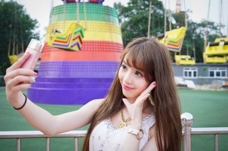 Lộ diện smartphone với camera thiết kế lạ của Sony - 3 Thoạt nhìn chiếc smartphone giống với... một chai nước hoa