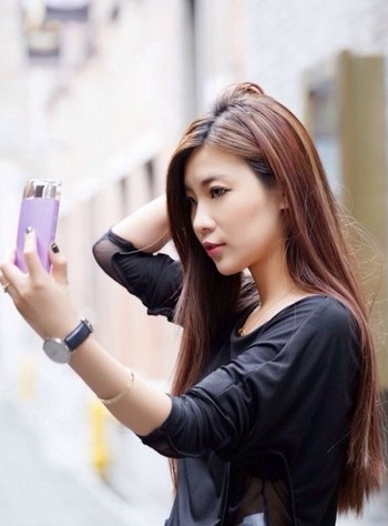 Lộ diện smartphone với camera thiết kế lạ của Sony - 5 Thoạt nhìn chiếc smartphone giống với... một chai nước hoa