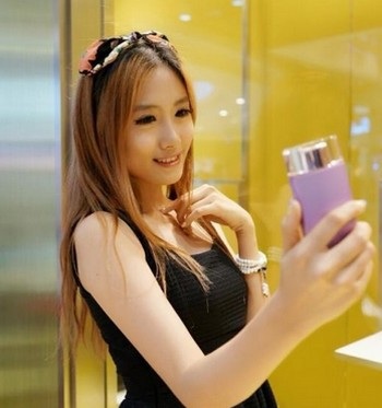 Lộ diện smartphone với camera thiết kế lạ của Sony - 6 Thoạt nhìn chiếc smartphone giống với... một chai nước hoa