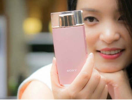 Lộ diện smartphone với camera thiết kế lạ của Sony - 7 Thoạt nhìn chiếc smartphone giống với... một chai nước hoa