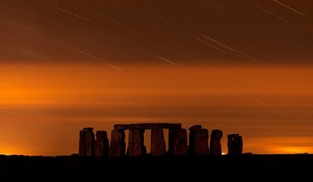 Chùm ảnh mưa sao băng “thắp sáng” bầu trời thế giới - 10 Mưa sao băng trên khu di tích cổ Stonehenge nổi tiếng tại hạt Wiltshire (Anh)