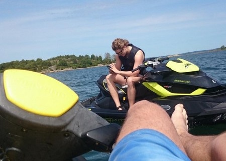 Smartphone Xperia Z2 vẫn “sống sót” sau 6 tuần bị ngâm dưới nước biển - 1 Alaxander Maxén và chiếc smartphone của mình trước khi bị đánh mất