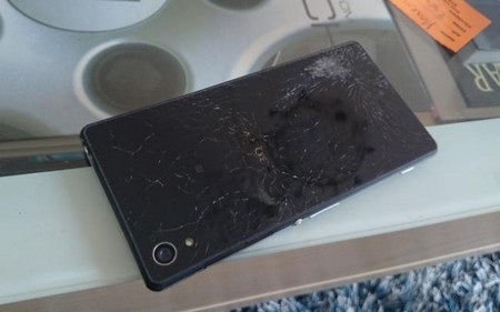 Smartphone Xperia Z2 vẫn “sống sót” sau 6 tuần bị ngâm dưới nước biển - 3 Alaxander Maxén và chiếc smartphone của mình trước khi bị đánh mất