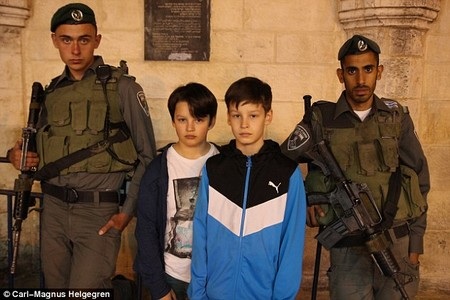 Leo và Frank chụp ảnh cùng những người lính Israel