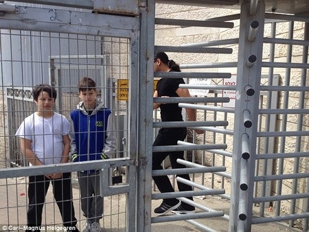 Leo và Frank tại một trạm kiểm soát ở Jerusalem