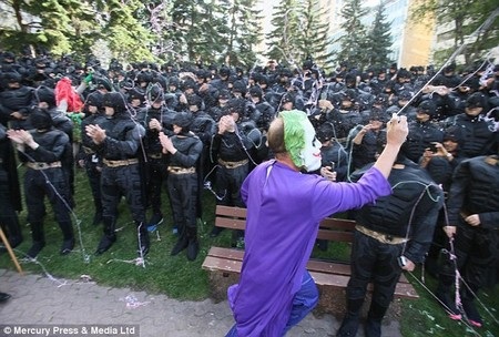 Một vài người hóa trang thành Joker, kẻ thù của Người dơi