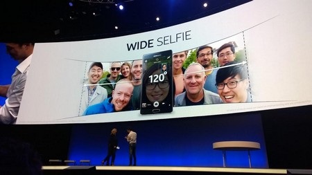 Camera trước góc chụp rộng cho phép chụp ảnh tự sướng với nhóm nhiều người