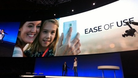 Cảm biến phía dưới camera, cho phép người dùng chạm tay để chụp ảnh tự sướng