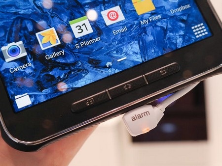 Samsung lần đầu ra mắt máy tính bảng "nồi đồng cối đá" chống nước và va đập - 2 Mặt trước với 3 phím vật lý, tương tự như trên Galaxy S4 Active và Galaxy S5 Active