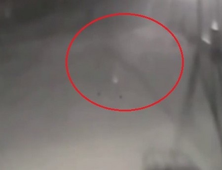 Xôn xao “bóng ma bí ẩn” tại đồn cảnh sát được camera giám sát ghi lại - 1 Bóng trắng bí ẩn di chuyển được cho là một “bóng ma”