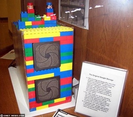 “Gã khổng lồ tìm kiếm” Google tròn 16 tuổi - 4 Chiếc máy chủ bằng Lego do 2 nhà đồng sáng lập Google lắp ráp