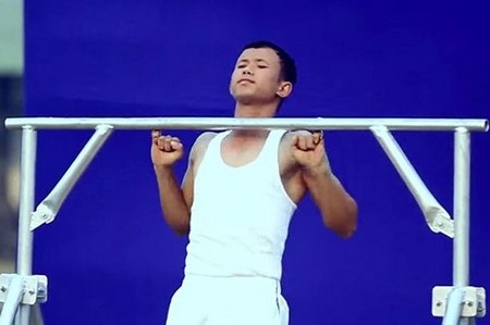 Lập kỷ lục hít xà đơn bằng 2 ngón tay út nhiều lần nhất - 1 Maibam Itomba Meitei trong màn lập kỷ lục của mình