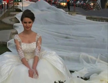 Cô dâu mặc váy cưới dài 4,8 km - 6 Emma Dimitrescu và kỷ lục váy cưới dài nhất hiện nay