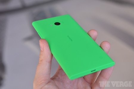 Ảnh thực tế bộ đôi smartphone Lumia 830 và Lumia 730 - 10 Mặt sau thiết kế đơn giản, với cạnh bên được bo tròn