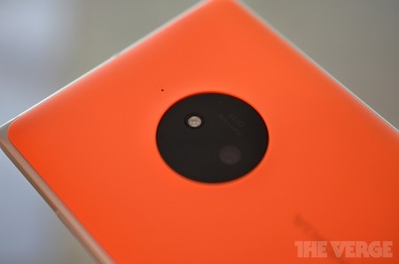 Ảnh thực tế bộ đôi smartphone Lumia 830 và Lumia 730 - 5 Cận cảnh camera PureView và đèn flash trên Lumia 830