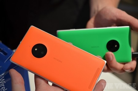Ảnh thực tế bộ đôi smartphone Lumia 830 và Lumia 730 - 6 Đế sạc không dây cho Lumia 830