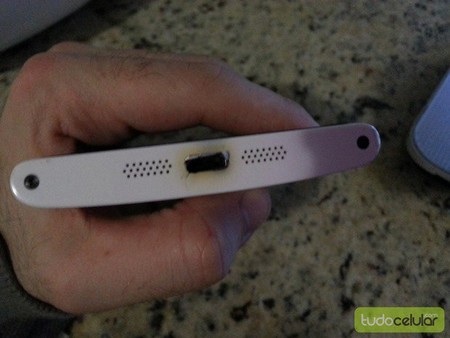 Phần cổng sạc của thiết bị phát hỏa trong khi cắm sạc