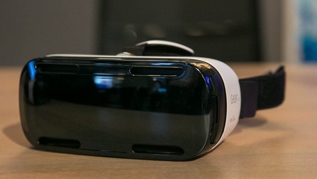 Samsung trình làng kính thực tế ảo Gear VR - 2 Gear VR có nhiều nét thiết kế tương tự với kính thực tế ảo của Oculus