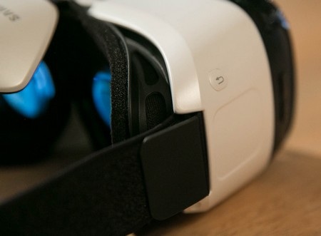 Samsung trình làng kính thực tế ảo Gear VR - 3 Touchpad và phím điều hướng trên Gear VR