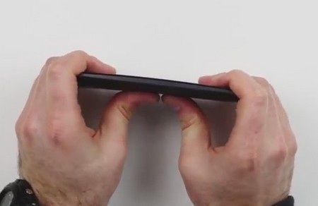 So sánh độ bền khi bẻ cong loạt smartphone “đình đám”