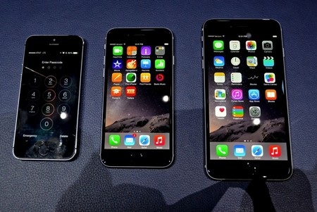 Ảnh thực tế iPhone màn hình 4,7 inch và 5,5 inch của Apple - 15 Bộ 3 smartphone từ Apple (từ trái qua phải): iPhone 5S, iPhone 6 và iPhone 6 Plus