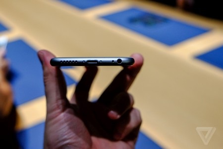 Ảnh thực tế iPhone màn hình 4,7 inch và 5,5 inch của Apple - 4 Cổng kết nối và loa ngoài ở mặt dưới
